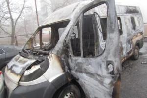 Разборки похоронных служб: в Мариуполе сожгли катафалк, огонь перекинулся еще на 6 машин