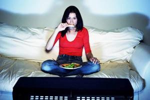 Ученые рассказали о риске трапез перед экраном телевизора