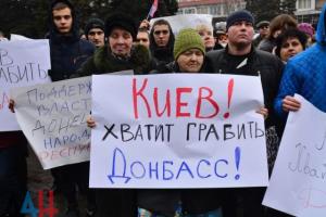 Боевики согнали людей на митинг в поддержку "национализации" в Енакиево