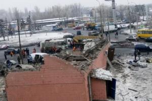 Донецкие коммунальщики разгребают обломки после взрыва на "Мотеле"