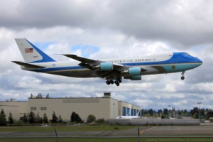 В небе над Флоридой лайнер опасно сблизился с президентским бортом Трампа‍