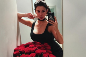 Анна Седокова получила от будущего мужа шикарный букет роз