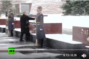 Путин возложил цветы к стелам украинских городов-героев в Москве