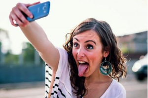 Психологи рассказали об интимных проблемах любителей селфи