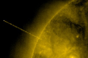 В сети появилось видео столкновения огромного НЛО с Солнцем