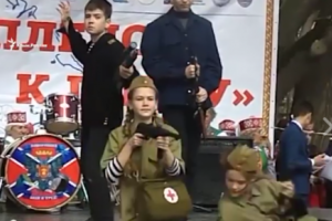 Соцсети поразило видео с концерта в Крыму, на котором дети "расстреливали" зрителей и бросали в них "гранаты"