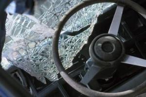 В Донецке автомобиль охранника Захарченко влетел в остановку: погиб человек