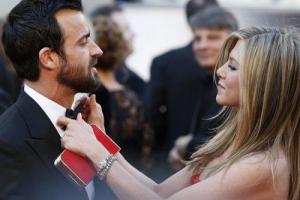 Актриса Дженнифер Энистон заподозрила супруга в измене