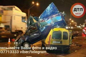 Жуткая авария в Киеве: машина приземлилась на крышу другого авто, есть жертвы