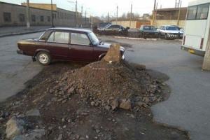 В Алчевске рабочие металлургического комбината похоронили свою зарплату: возле проходной завода появилась свежая могила
