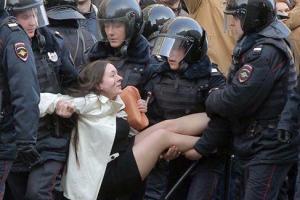 Свобода в России в одной фотографии: волонтера шокировало наглое задержание девушки на митинге