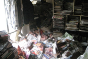 Японца насмерть придавило порножурналами: тело пролежало под завалами полгода