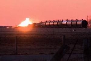 В США 27 цистерн сошли с рельсов, начался сильный пожар