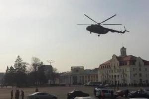 В центре Чернигова сел вертолет, чтобы забрать генерала