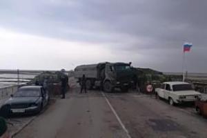 На Чонгаре российские военные перекрыли дорогу колючей проволокой
