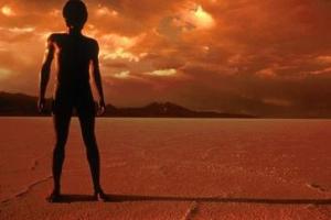 Уфологи шокированы кадрами с человекоподобной фигурой на Красной планете