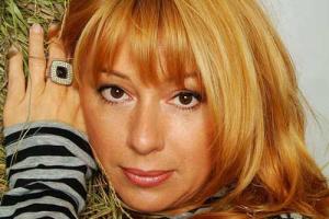 Алена Апина показала страсть с полуголым мужчиной