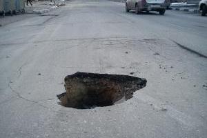 В России мужчина провалился под землю прямо на остановке: опубликовано шокирующее видео