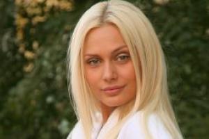 Актриса Наталья Рудова показала снимок в соблазнительном платье