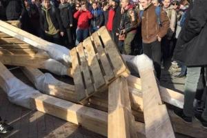 В Москве протестующие начали строить баррикады