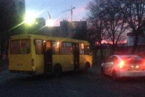 В Киеве посреди дороги нашли "ничейную" маршрутку, в которой сидел пьяный мужчина