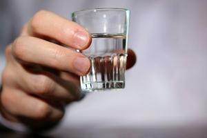 В Мариуполе произошел шокирующий инцидент: пьяный мужчина забыл ребенка на прогулке