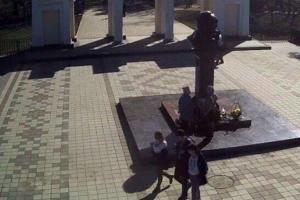 Патриоты в вышиванках пришли к памятнику Шевченко в Крыму