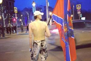 В центре Москвы полуголый мужчина размахивал флагом "Новороссии" - блогер 