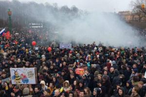 В Петербурге протестуют 10 тысяч человек, в ход пошли дымовые шашки, ОМОН оттеснили в сторону