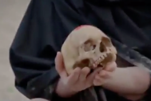 В Индии журналист во время эфира съел человеческий мозг