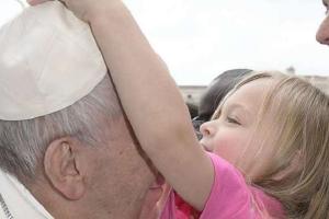 Видео из Ватикана стало хитом соцсетей: 5-летняя девочка сняла с Папы Римского шапочку