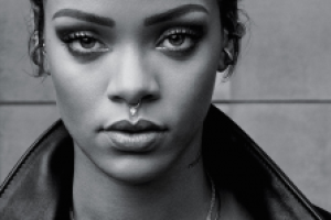 Певица Рианна показала пикантный снимок