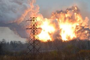 Ясиноватский район под мощным огнем: серьезно поврежден дом, сгорели гараж и машина