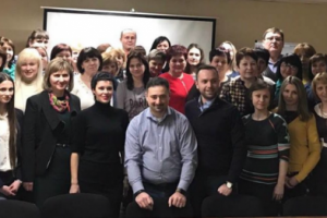 Прямо в руки: на Донбассе 1760 почтальонов доставляют пенсии жителям "серой зоны" 