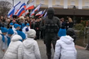 В Крыму маленьких детей заставляют поклоняться "зеленым человечкам"