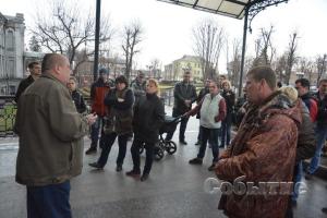 Голодные жители Алчевска вышли на митинг: "новая власть" натравила на людей неизвестных в камуфляже 