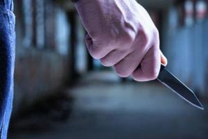 В Николаеве неизвестный мужчина ограбил магазин, угрожая ножом и пистолетом