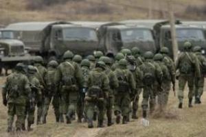 Кремль поднял по тревоге тысячи военных в Крыму: жители напуганы колоннами военной техники