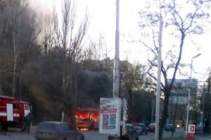 В центре Донецка произошел пожар: полностью сгорела маршрутка, появились кадры