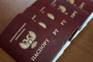 Указ Путина по "паспортам ЛДНР" не действует: в российских банках не признают "непонятную бумажку"