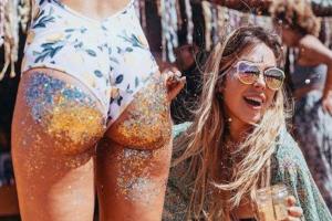 В моду входит художественное украшение ягодиц блестками