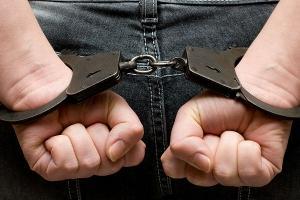 Отец изнасиловал дочь-лесбиянку, пытаясь убедить ее сменить ориентацию 