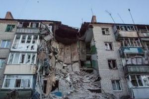 Один из районов Донецка попал под сильный обстрел: повреждены здания