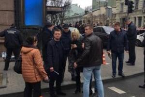 Беременная супруга Вороненкова потеряла сознание неподалеку от места расстрела мужа: появились кадры