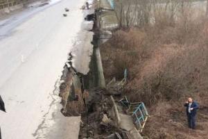 Во Львовской области произошло шокирующее ЧП: обрушился мост через реку Днестр
