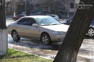 В Мариуполе затоплены несколько улиц: прохожие не реагируют, аварийных бригад нет