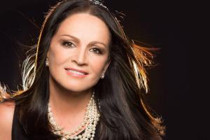 София Ротару не удержалась на ногах и упала прямо на сцене