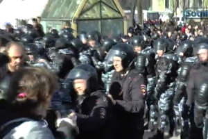 Журналист Саша Сотник показал, как ОМОН избивал москвичей на Пушкинской