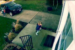 В штате Огайо‍ ветер чуть не унес маленькую девочку: появилось видео