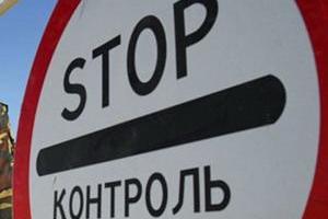 На КПП "ДНР" боевики выводят из машин мужчин и пытаются их завербовать 